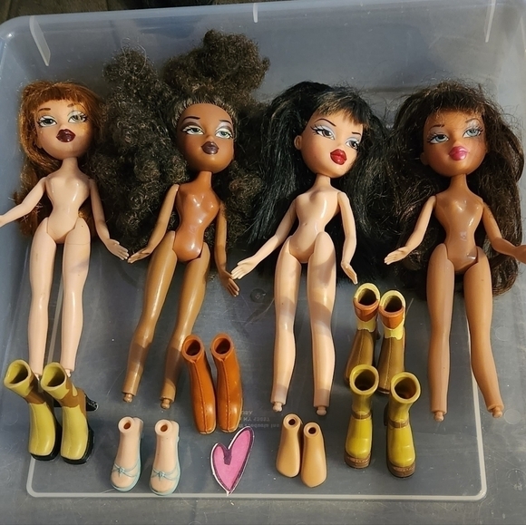 Other - 𝅺set of 4 bratz dolls with removable shoes